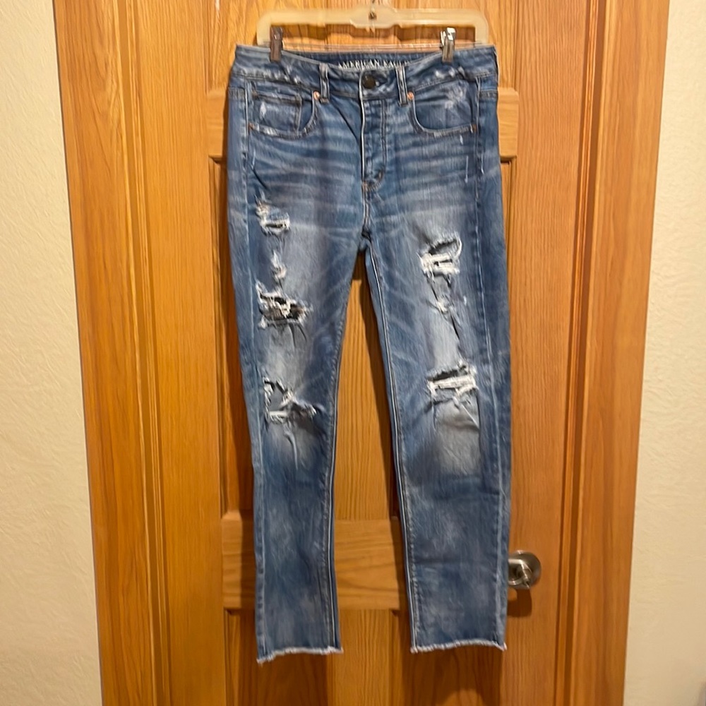 AE Ripped Tomgirl jeans Size 8 regular